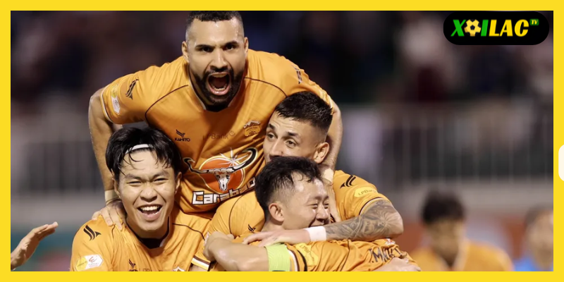 Ví dụ luật lợi thế: cầu thủ bị phạm lỗi nhưng bóng đến chân đồng đội